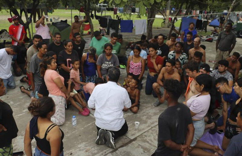 ONG llevan alimentos a caravana migrante que avanza en condiciones precarias por México